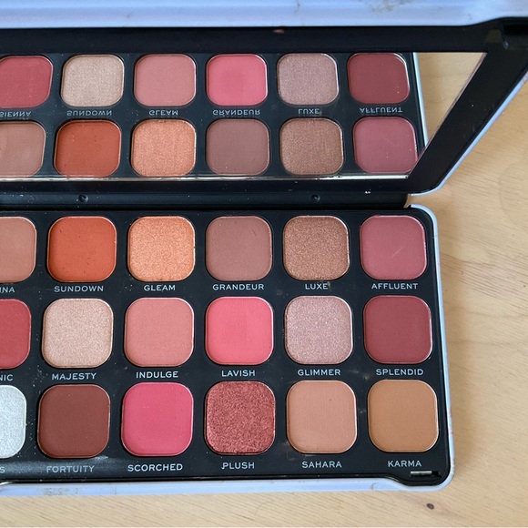 Révolution EyeshadowvPalette - Picture 3 of 5